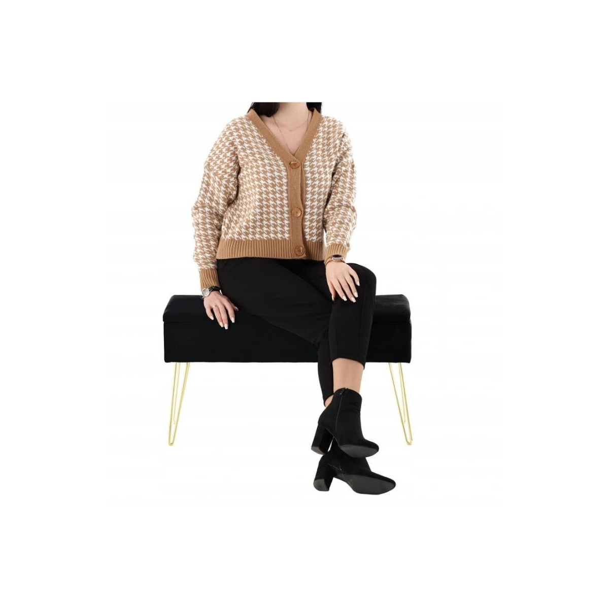 Taburetă tapitată de culoare neagră cu dimensiunile 75 x 30 x 40 cm