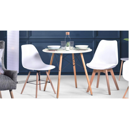 Masa de dining 80x80x75cm în culoare albă, cu picioare din lemn.