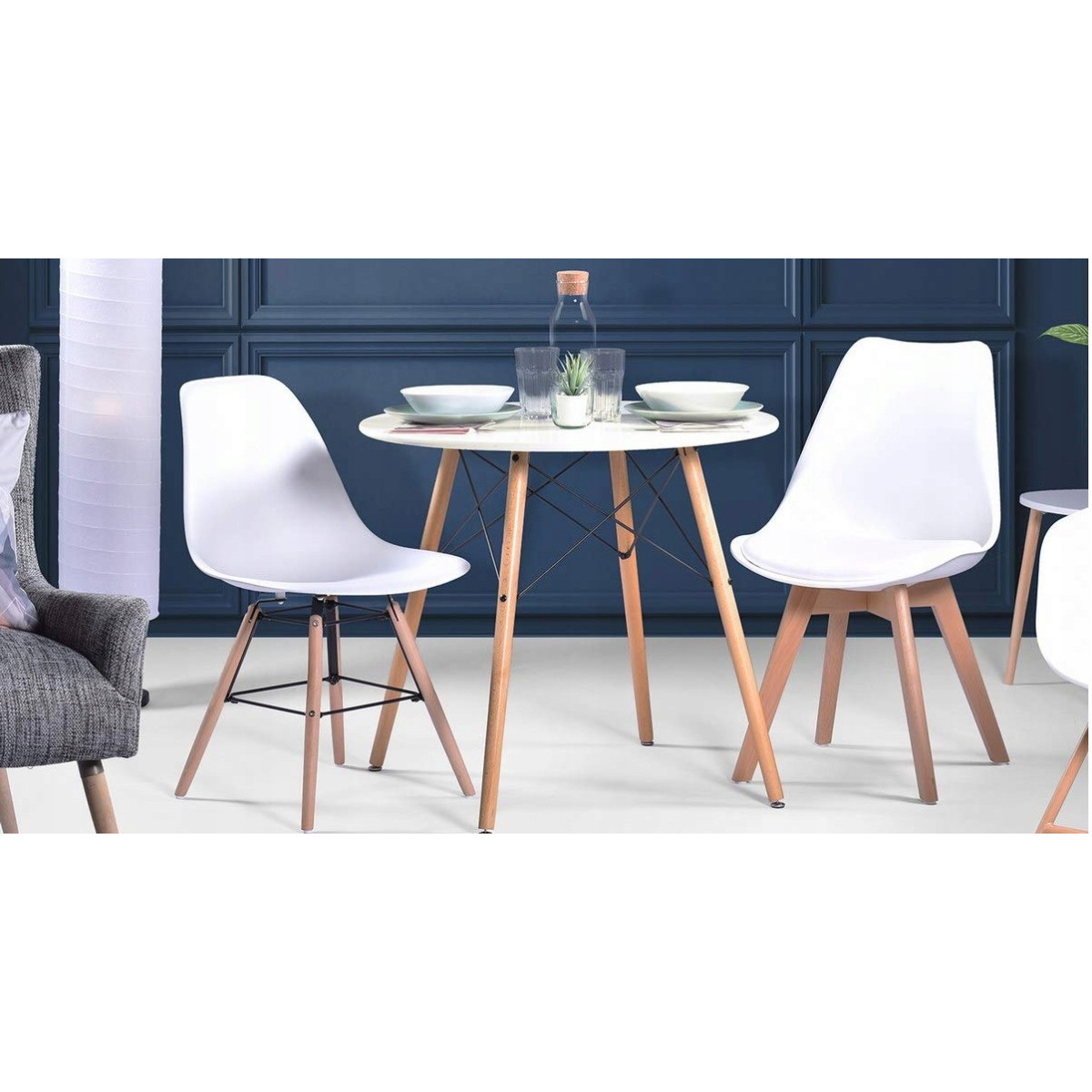 Masa de dining 80x80x75cm în culoare albă, cu picioare din lemn.