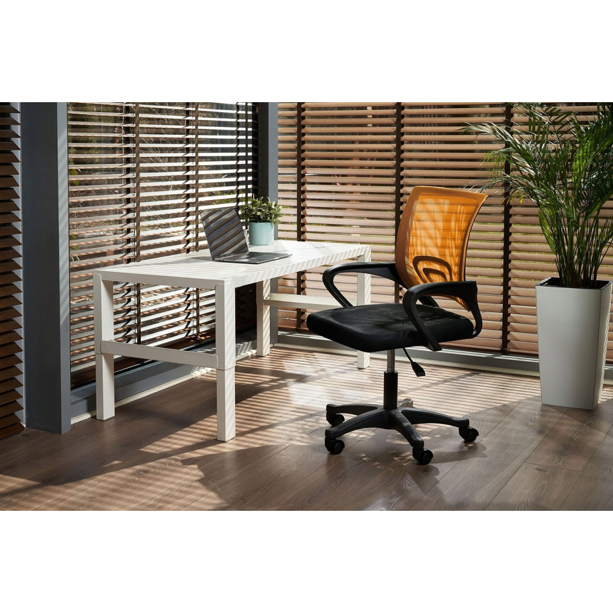 Scaune de birou de culoare galbenă pe roți