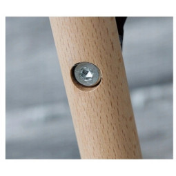 Scaun de calitate în stil scandinav, de culoare gri închis.