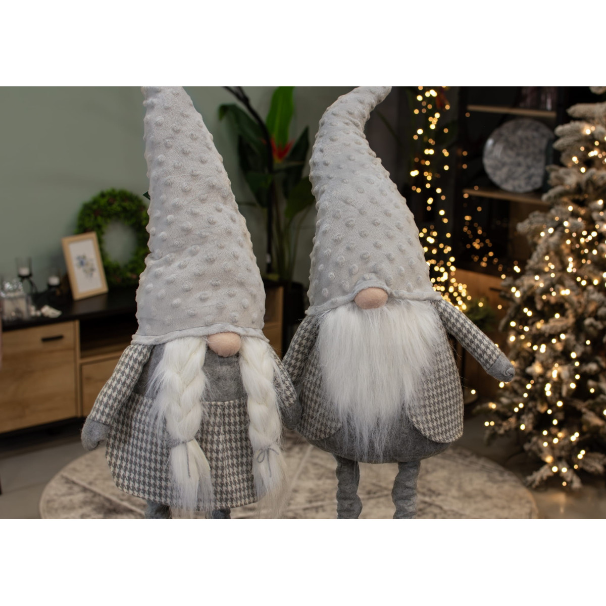 Decorație de Crăciun sub formă de elf pentru casă, de culoare gri.