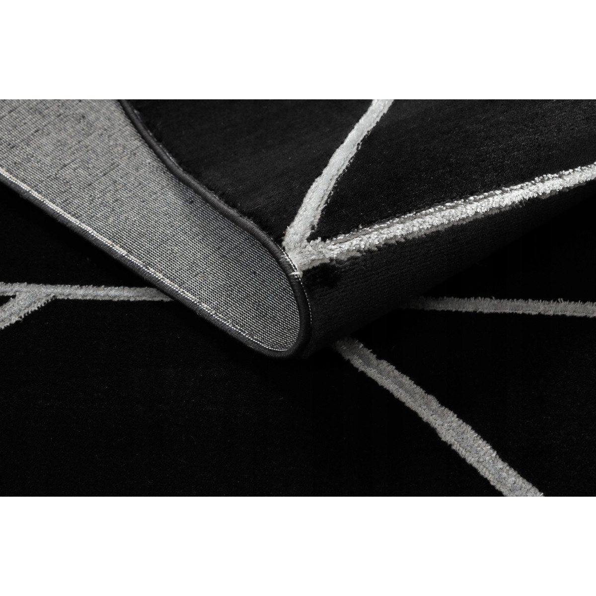 Covoare ieftine de culoare neagră cu model