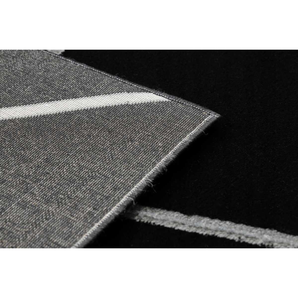 Covoare ieftine de culoare neagră cu model