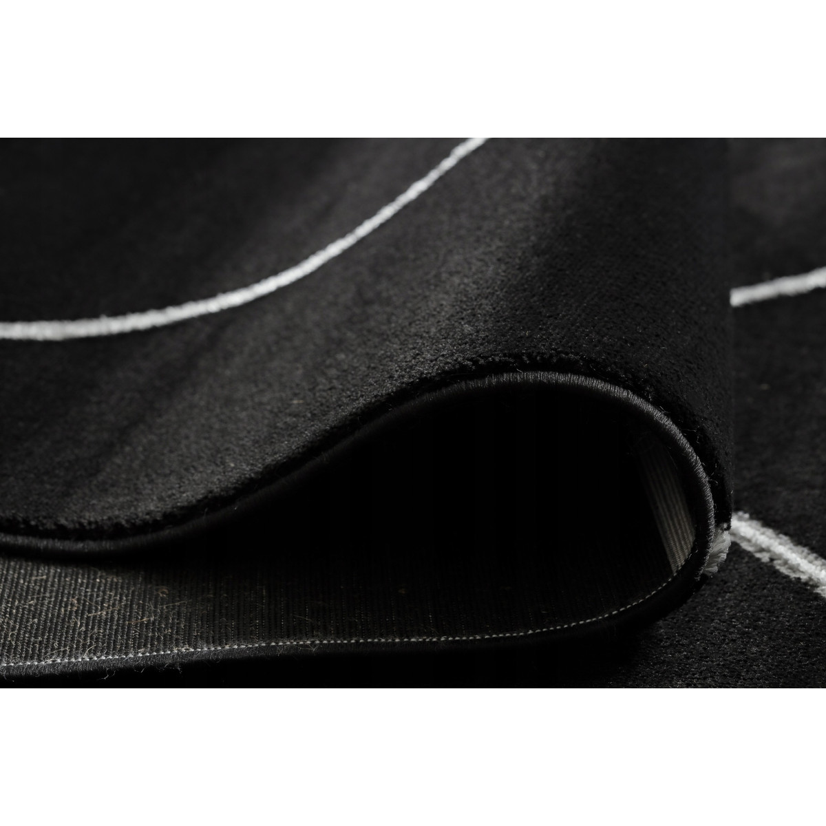 Covoare ieftine de culoare neagră cu model