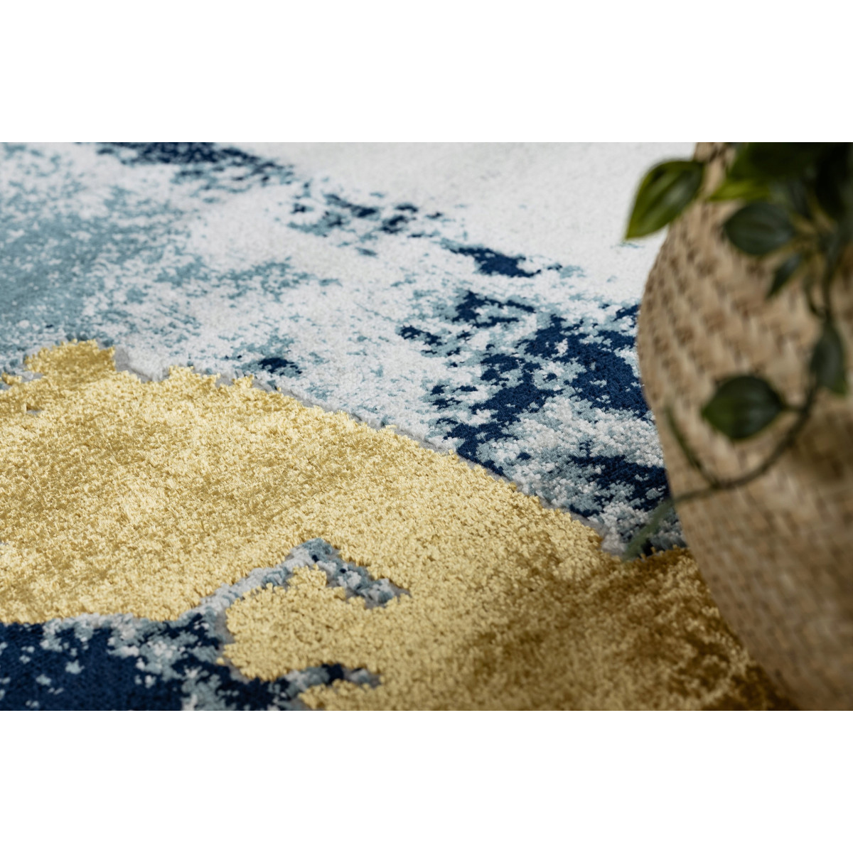 Covor original pentru living în culoarea albastru-aurie EMERALD