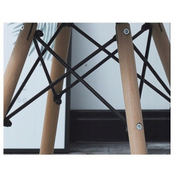 Scaun de calitate în stil scandinav, de culoare gri închis.