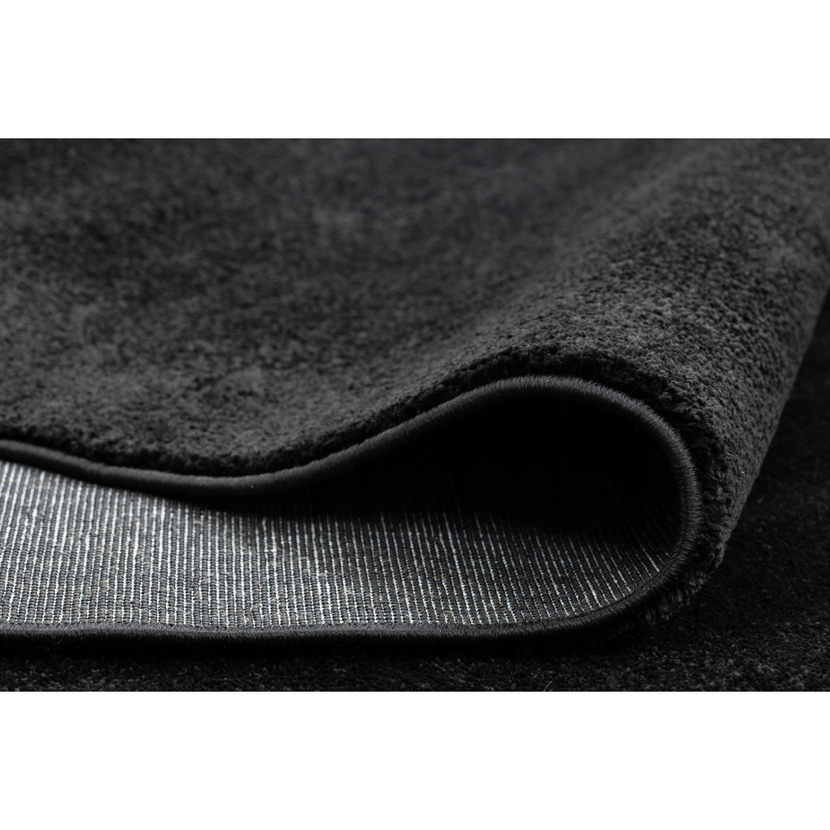 Covor negru în diferite dimensiuni pentru living