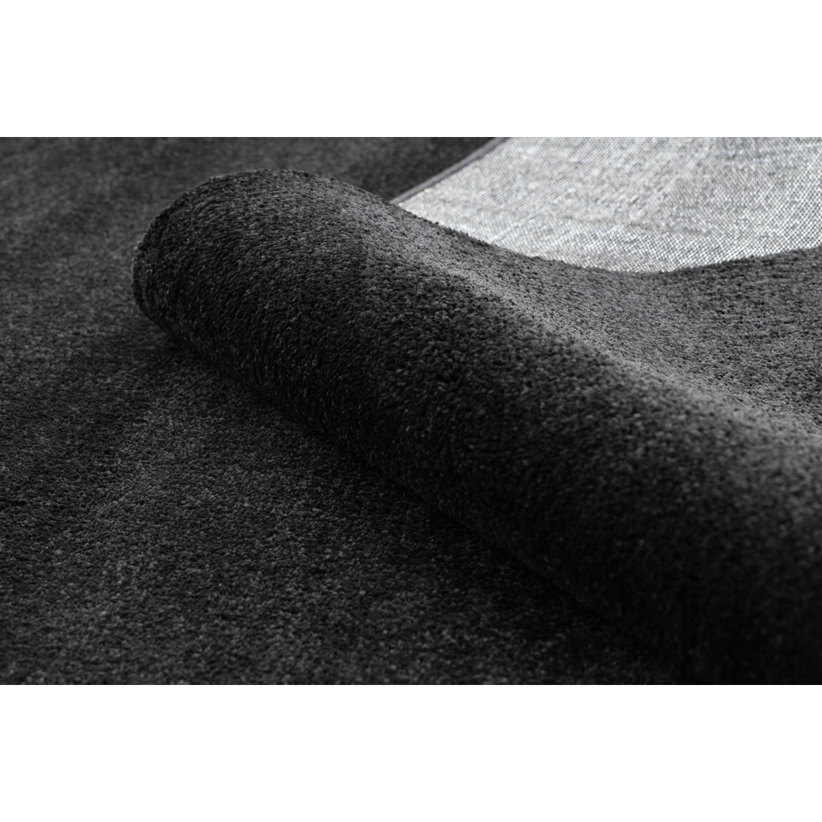 Covor negru în diferite dimensiuni pentru living