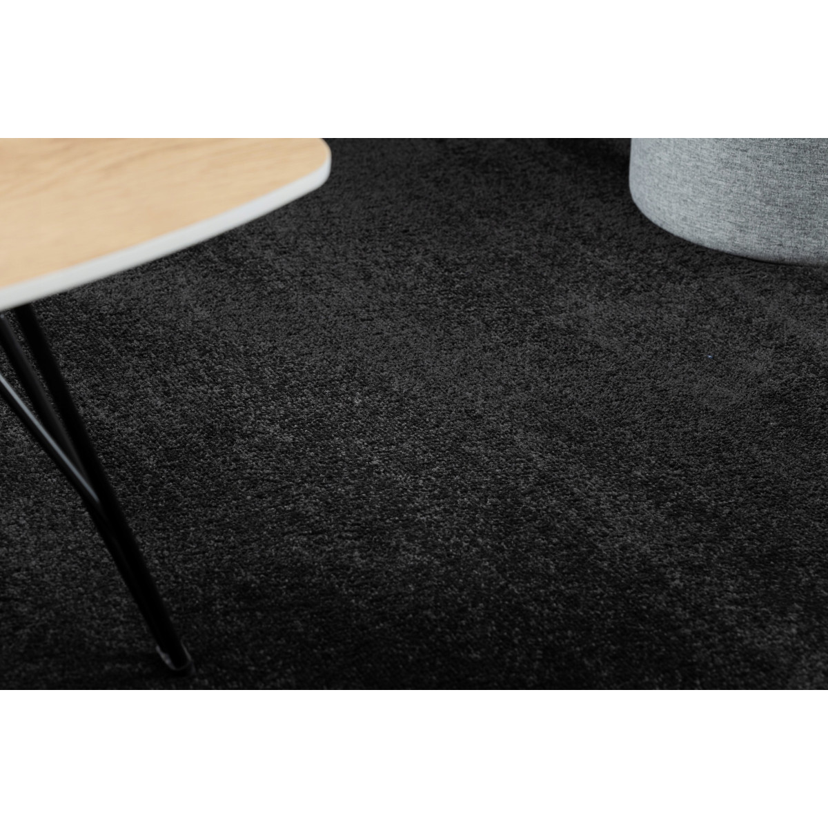 Covor negru în diferite dimensiuni pentru living