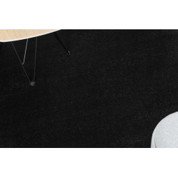 Covor negru în diferite dimensiuni pentru living