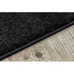 Covor negru în diferite dimensiuni pentru living