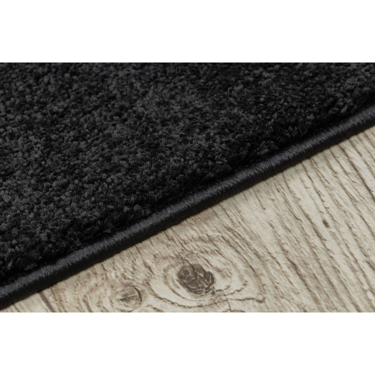 Covor negru în diferite dimensiuni pentru living