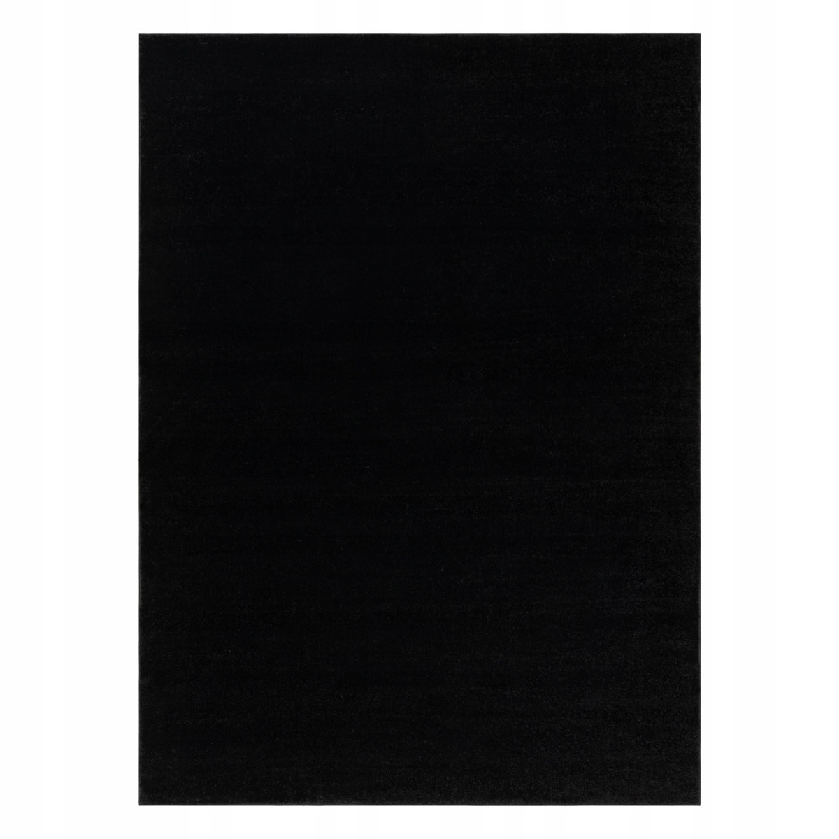 Covor negru în diferite dimensiuni pentru living