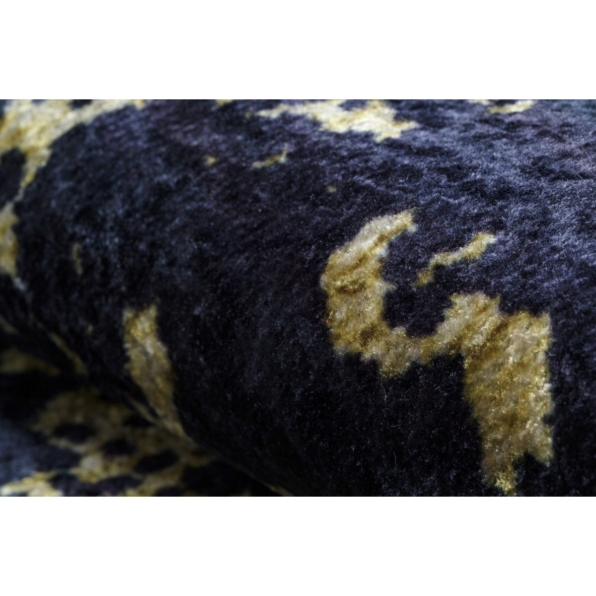 Covor modelat pentru living în culori negre