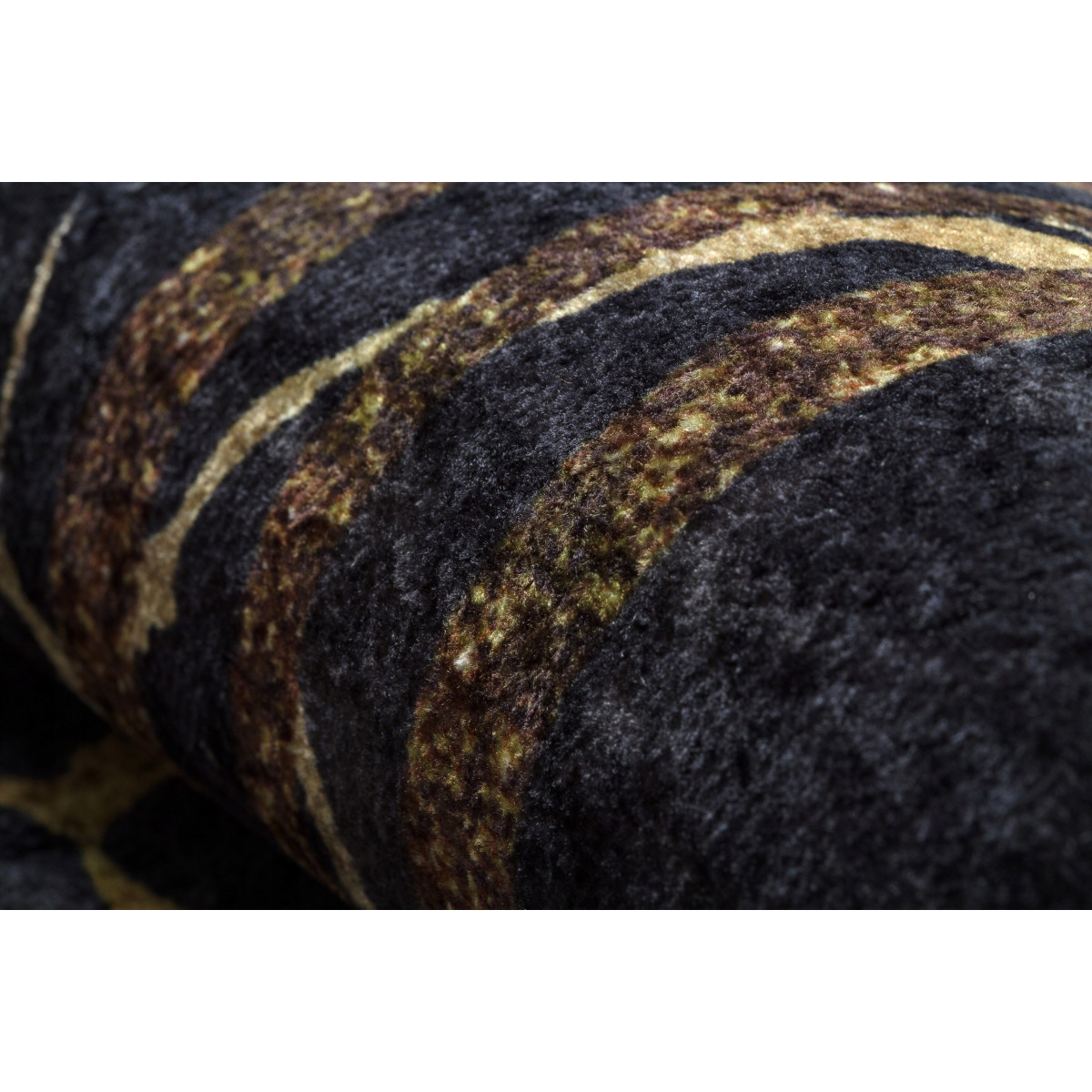 Covor original pentru living, de culoare neagră