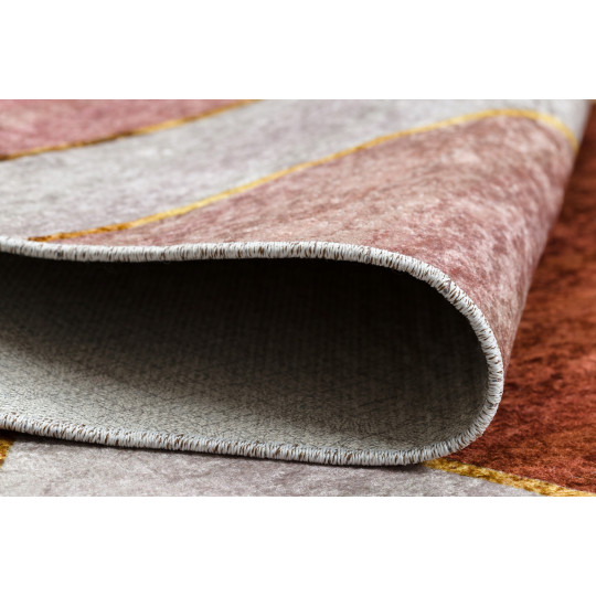 Covor modern, cu un model original, în culoarea roz.