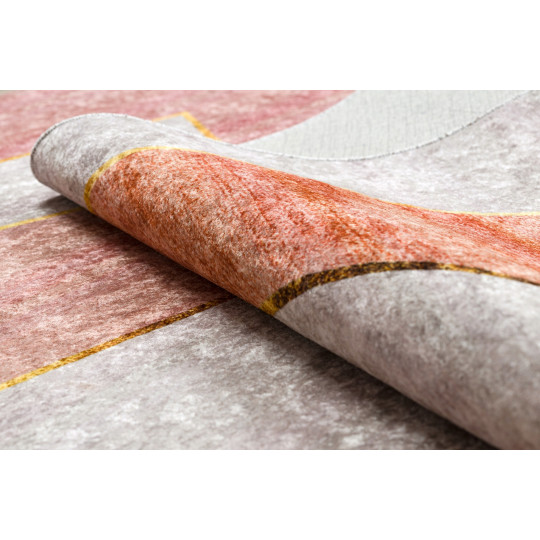 Covor modern, cu un model original, în culoarea roz.