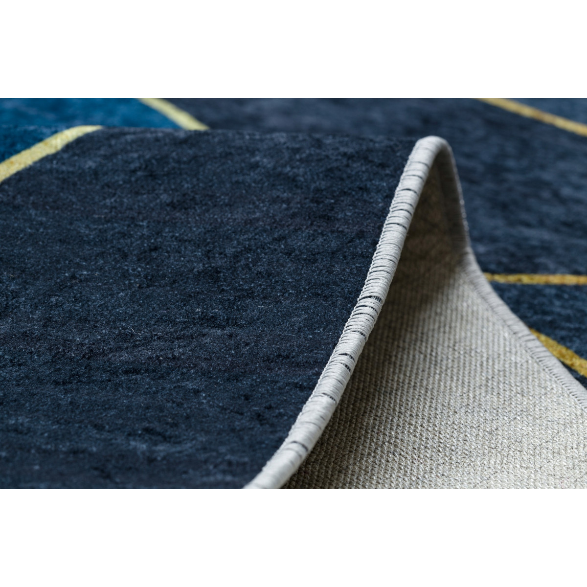 Covor ieftin de calitate, de culoare albastră, cu modele