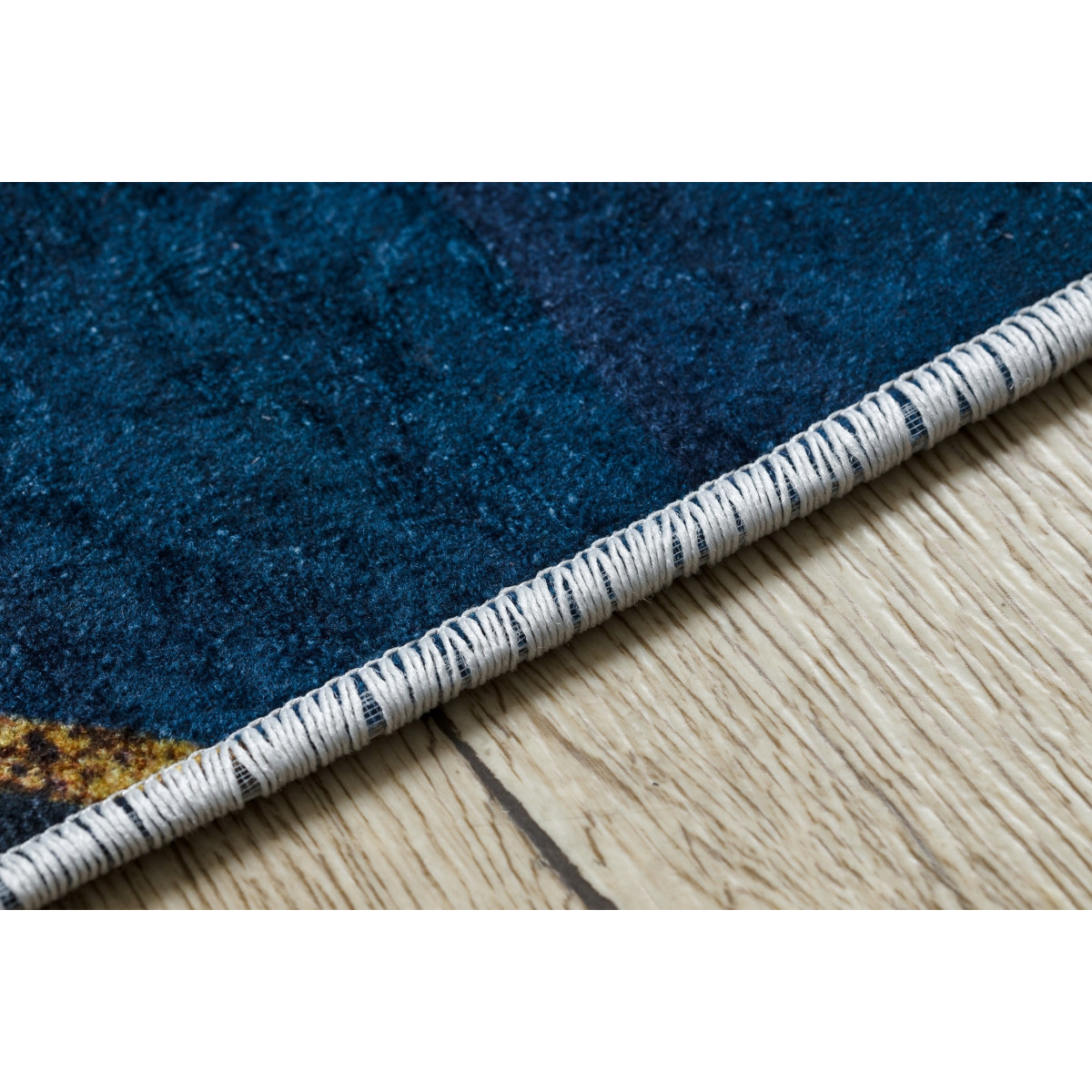 Covor ieftin de calitate, de culoare albastră, cu modele