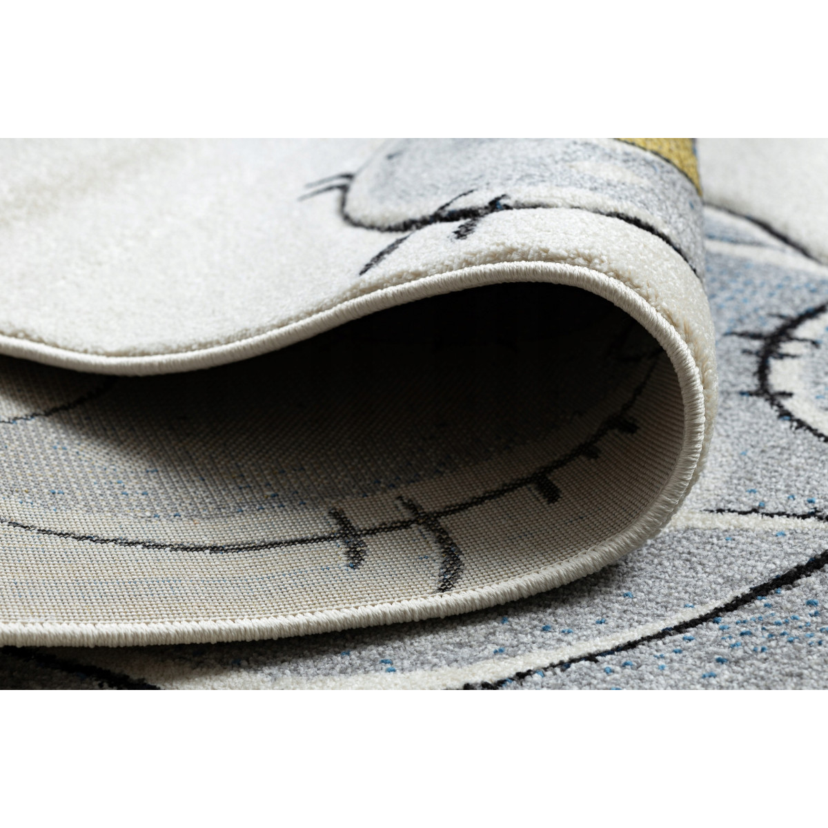 Un covor de calitate pentru copii de culoare bej cu un urs.