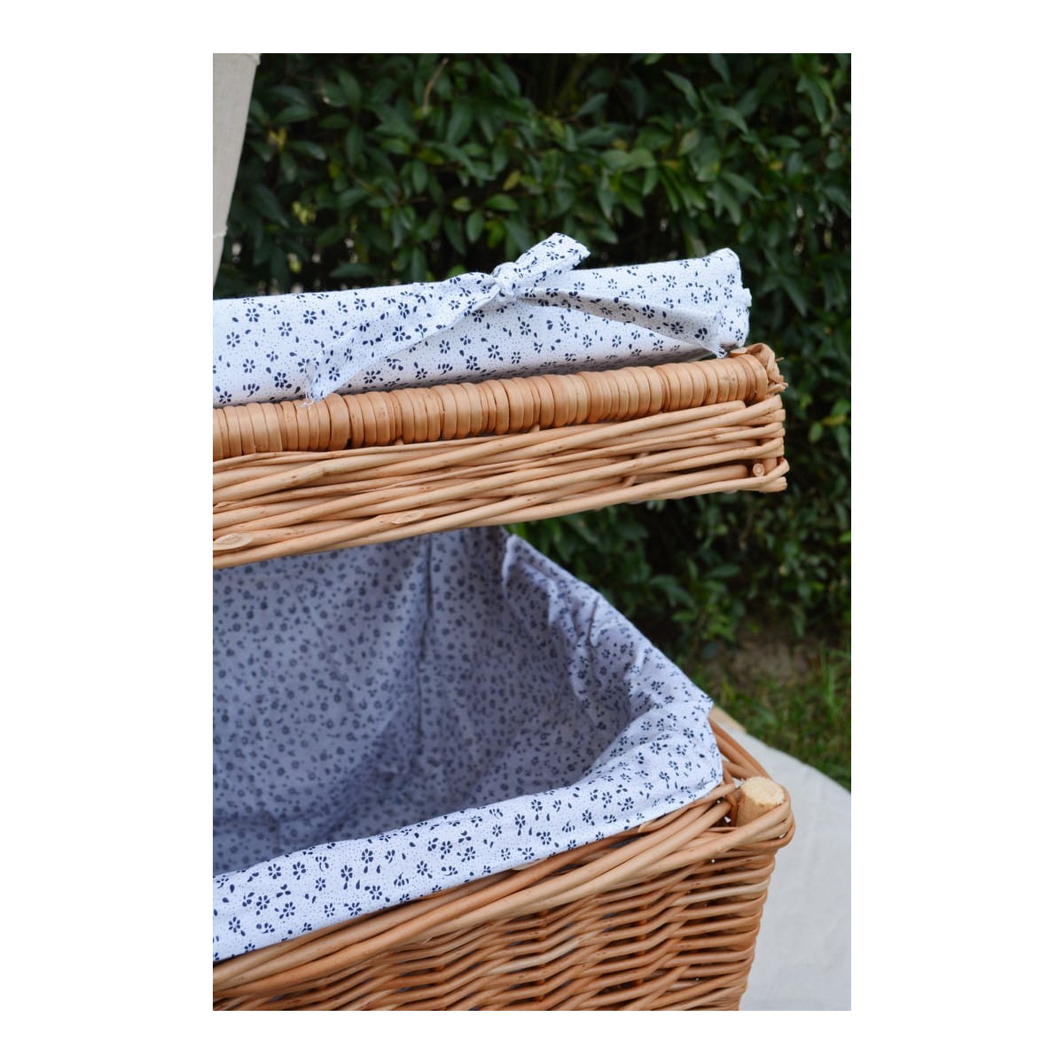 Cufăr din rachită țesut manual pentru cameră de copii, de culoare albă, disponibil în diferite dimensiuni.