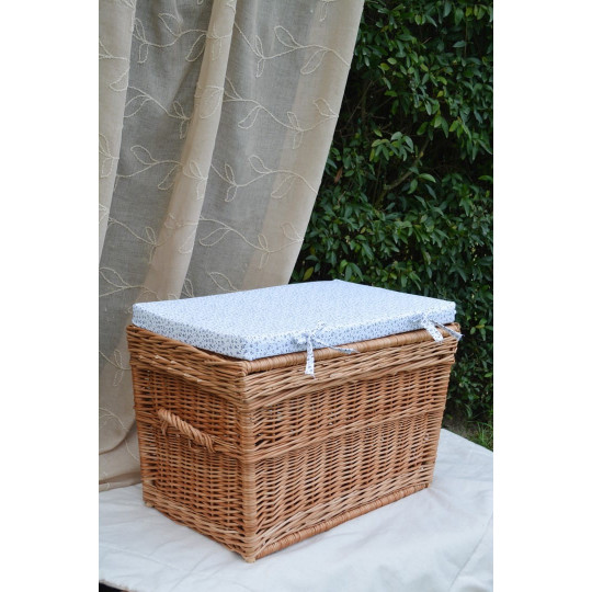 Cufăr din rachită țesut manual pentru cameră de copii, de culoare albă, disponibil în diferite dimensiuni.