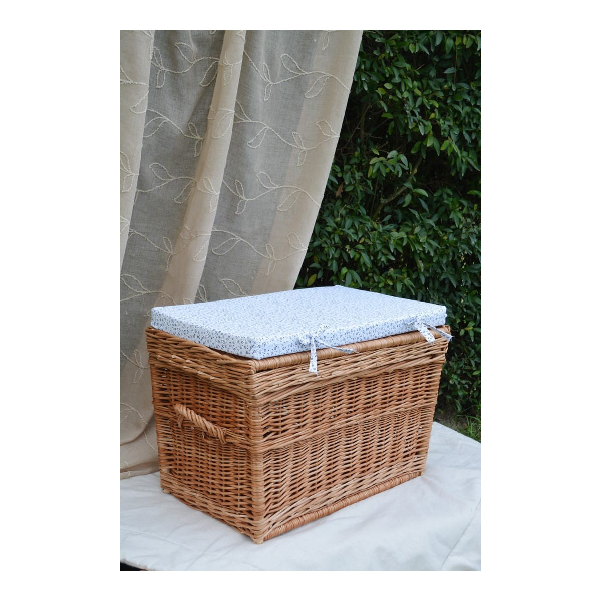 Cufăr din rachită țesut manual pentru cameră de copii, de culoare albă, disponibil în diferite dimensiuni.