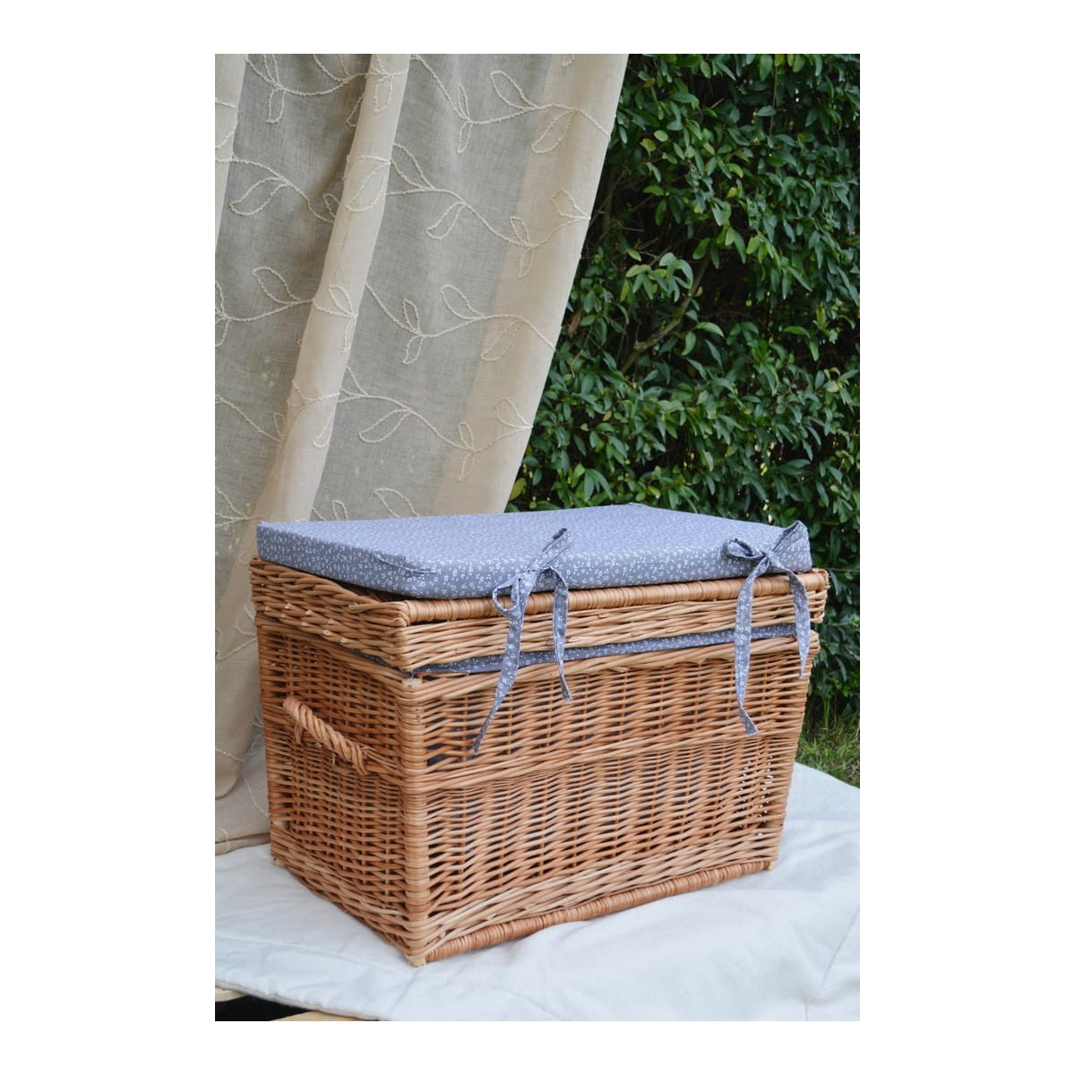 Cutie pentru jucării în camera copiilor, de culoare gri, în diferite dimensiuni