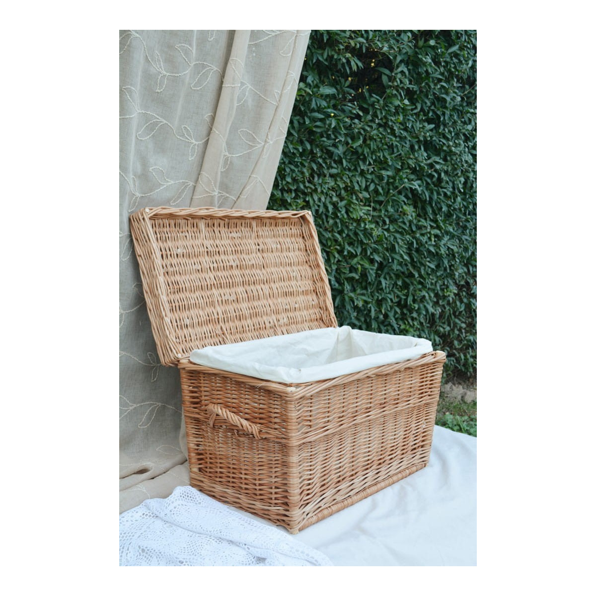 Cutie de jucării pentru camera copiilor de culoare gri, disponibilă în diferite dimensiuni.