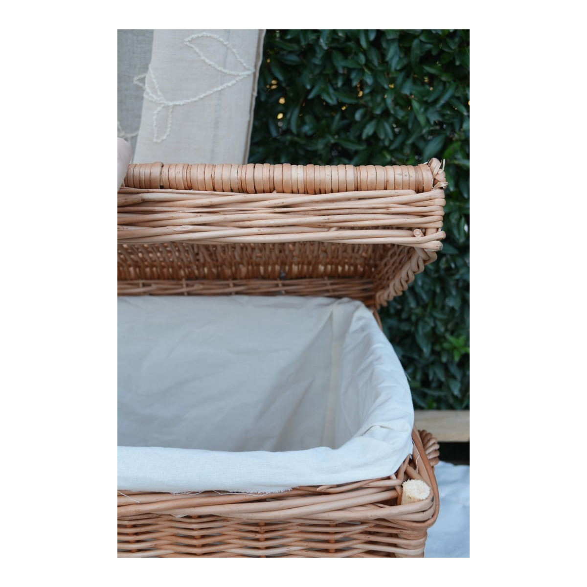 Cutie de jucării pentru camera copiilor de culoare gri, disponibilă în diferite dimensiuni.