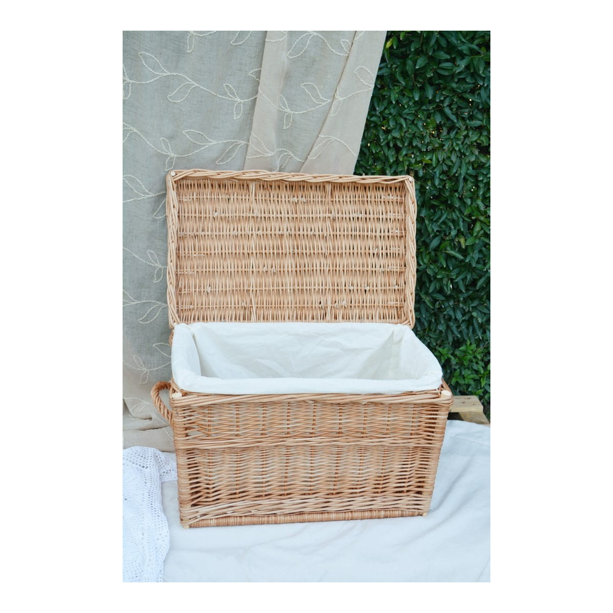 Cutie de jucării pentru camera copiilor de culoare gri, disponibilă în diferite dimensiuni.