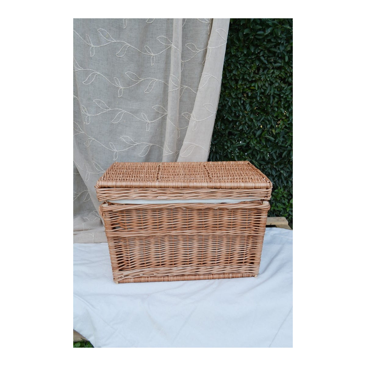 Cutie de jucării pentru camera copiilor de culoare gri, disponibilă în diferite dimensiuni.