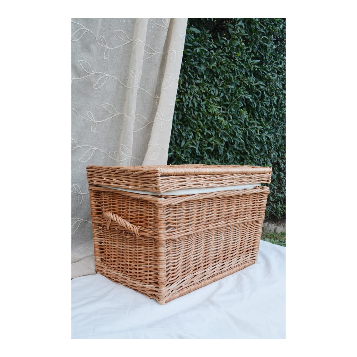 Cutie de jucării pentru camera copiilor de culoare gri, disponibilă în diferite dimensiuni.