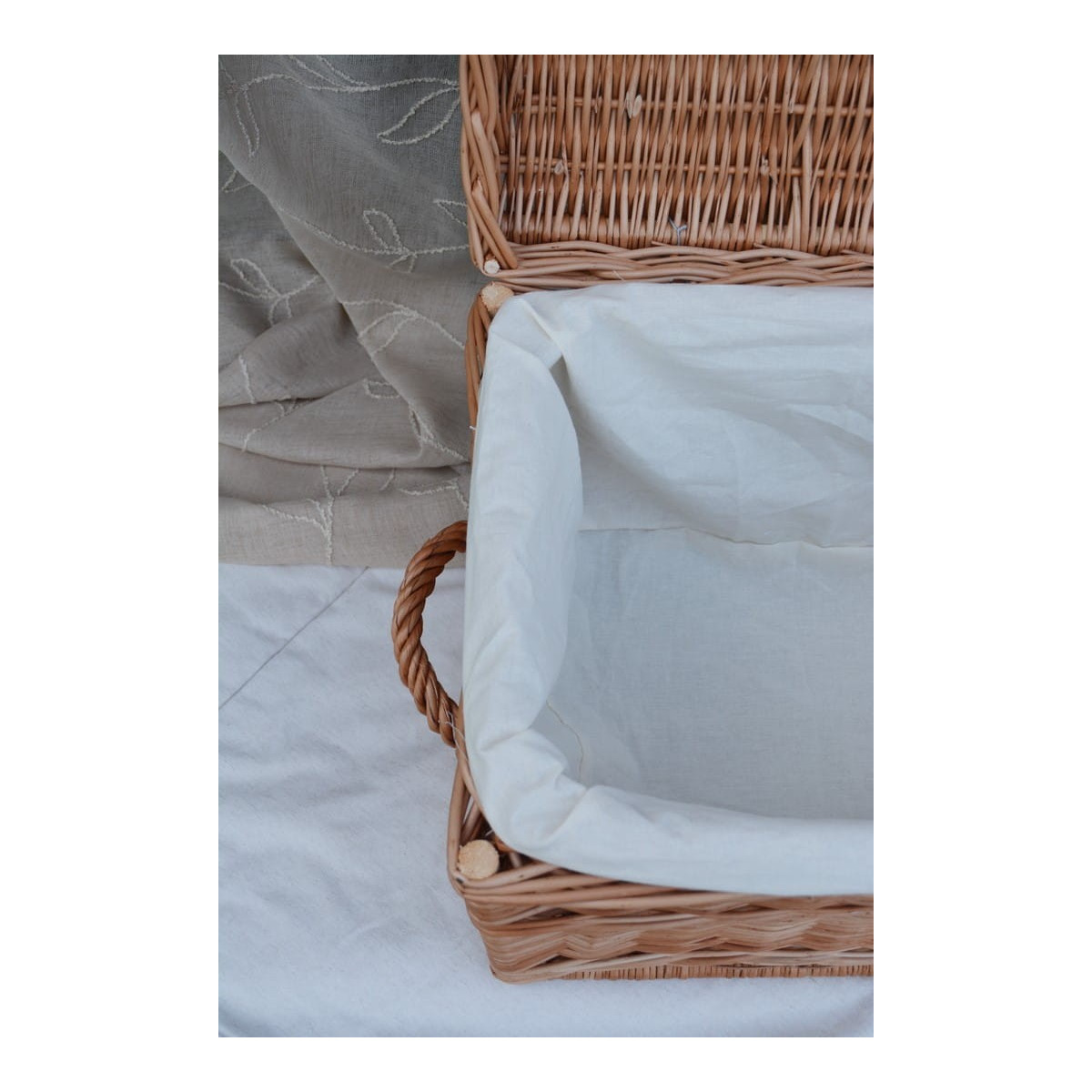 Cutie de jucării pentru camera copiilor de culoare gri, disponibilă în diferite dimensiuni.