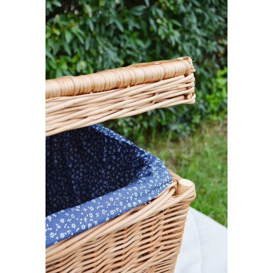 Coșuri din rattan pentru camera copiilor, umplute cu culoare albastră.