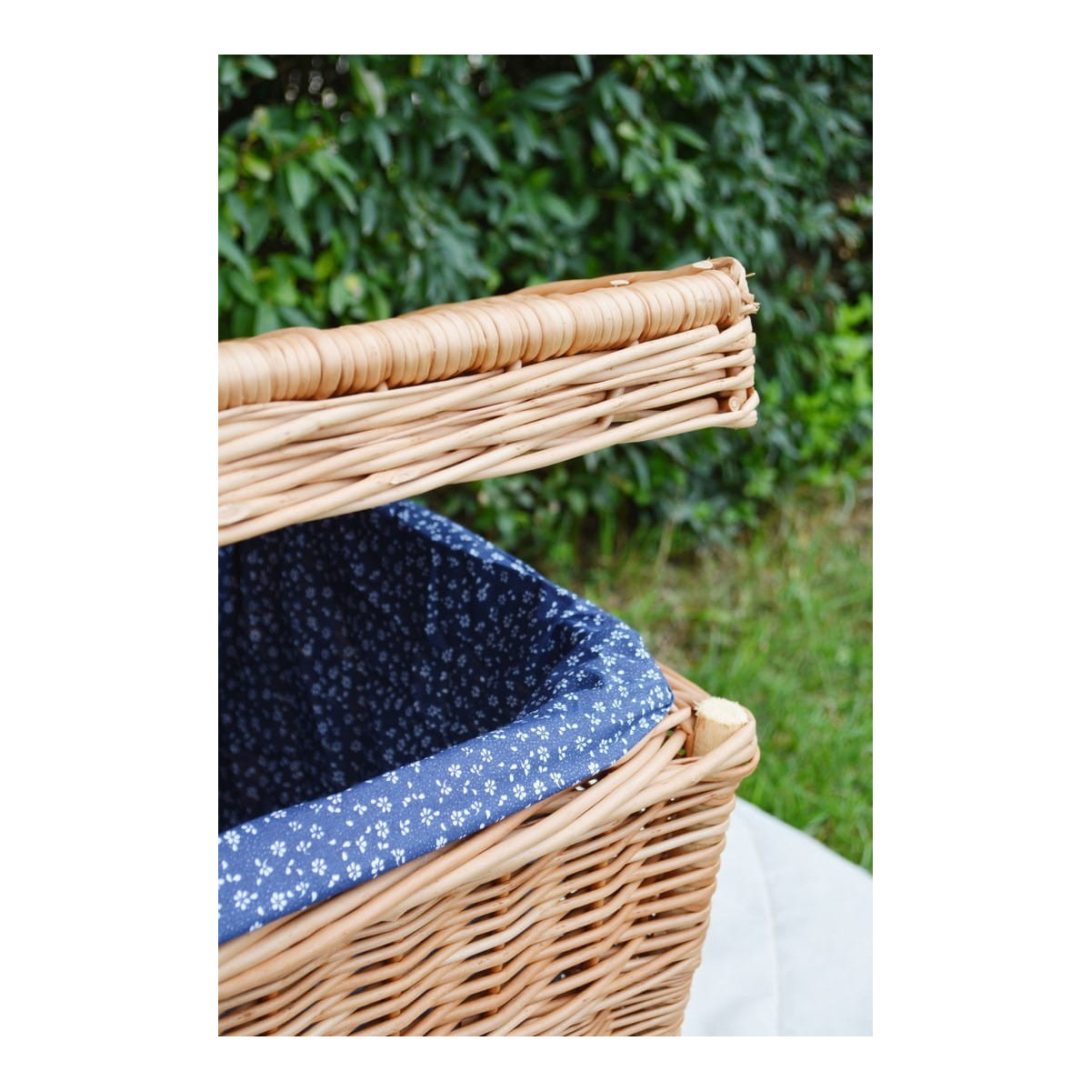 Coșuri din rattan pentru camera copiilor, umplute cu culoare albastră.