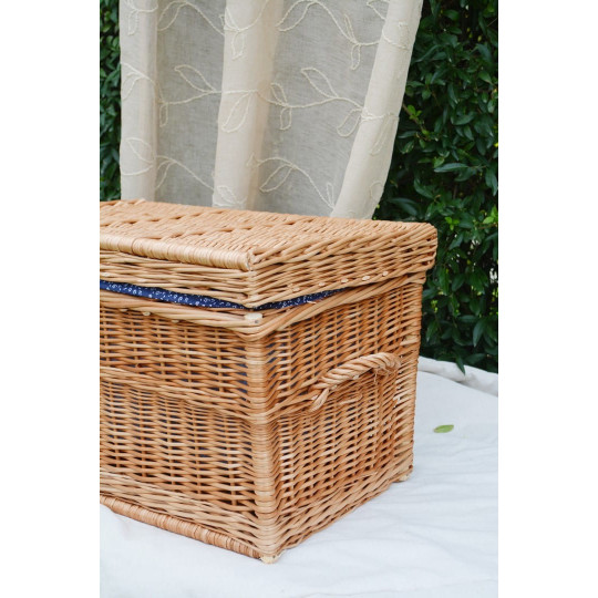 Coșuri din rattan pentru camera copiilor, umplute cu culoare albastră.