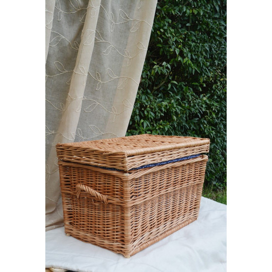 Coșuri din rattan pentru camera copiilor, umplute cu culoare albastră.