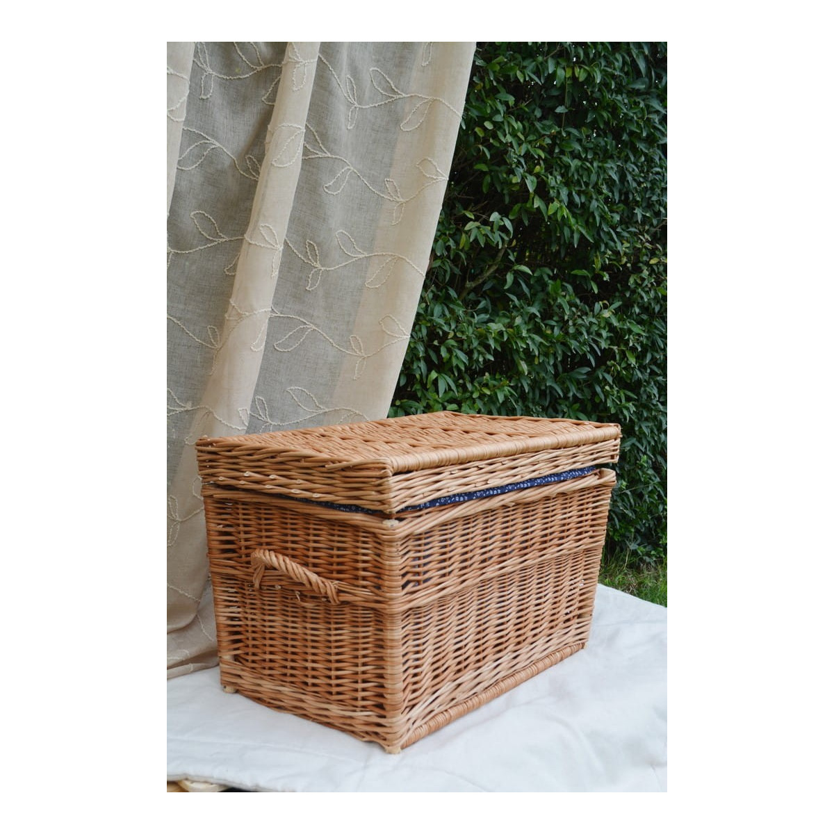 Coșuri din rattan pentru camera copiilor, umplute cu culoare albastră.