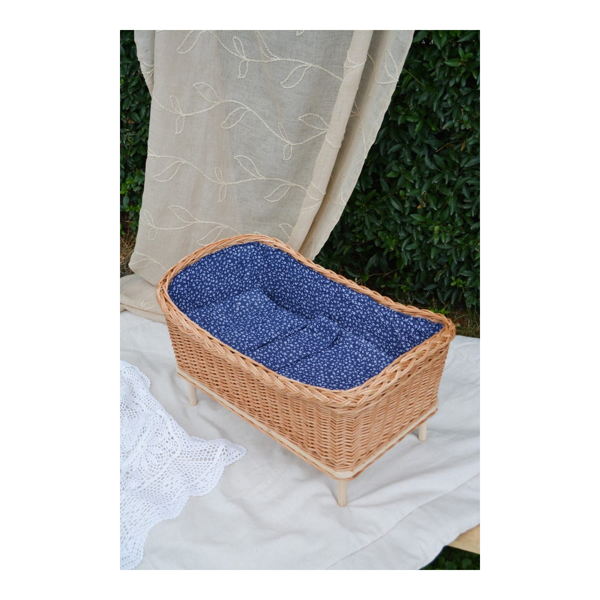 Iată o leagăn pentru jucării de culoare albastră, croșetat manual.