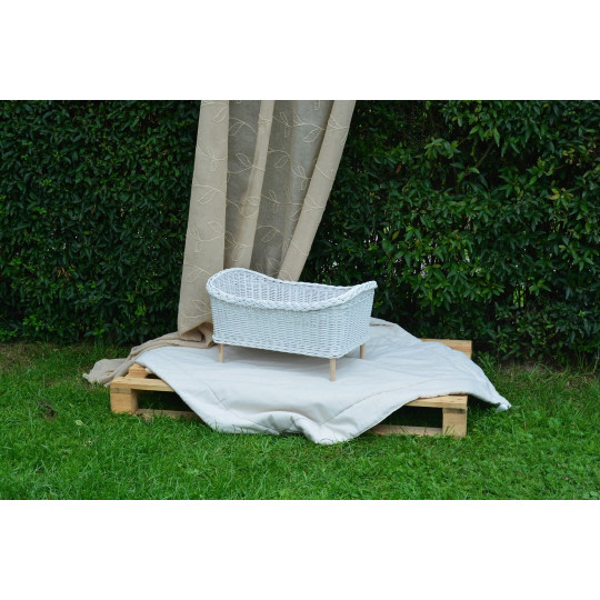 Leagăne din rattan lucrate manual pentru păpuși, de culoare albă.