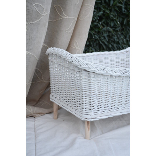 Leagăne din rattan lucrate manual pentru păpuși, de culoare albă.