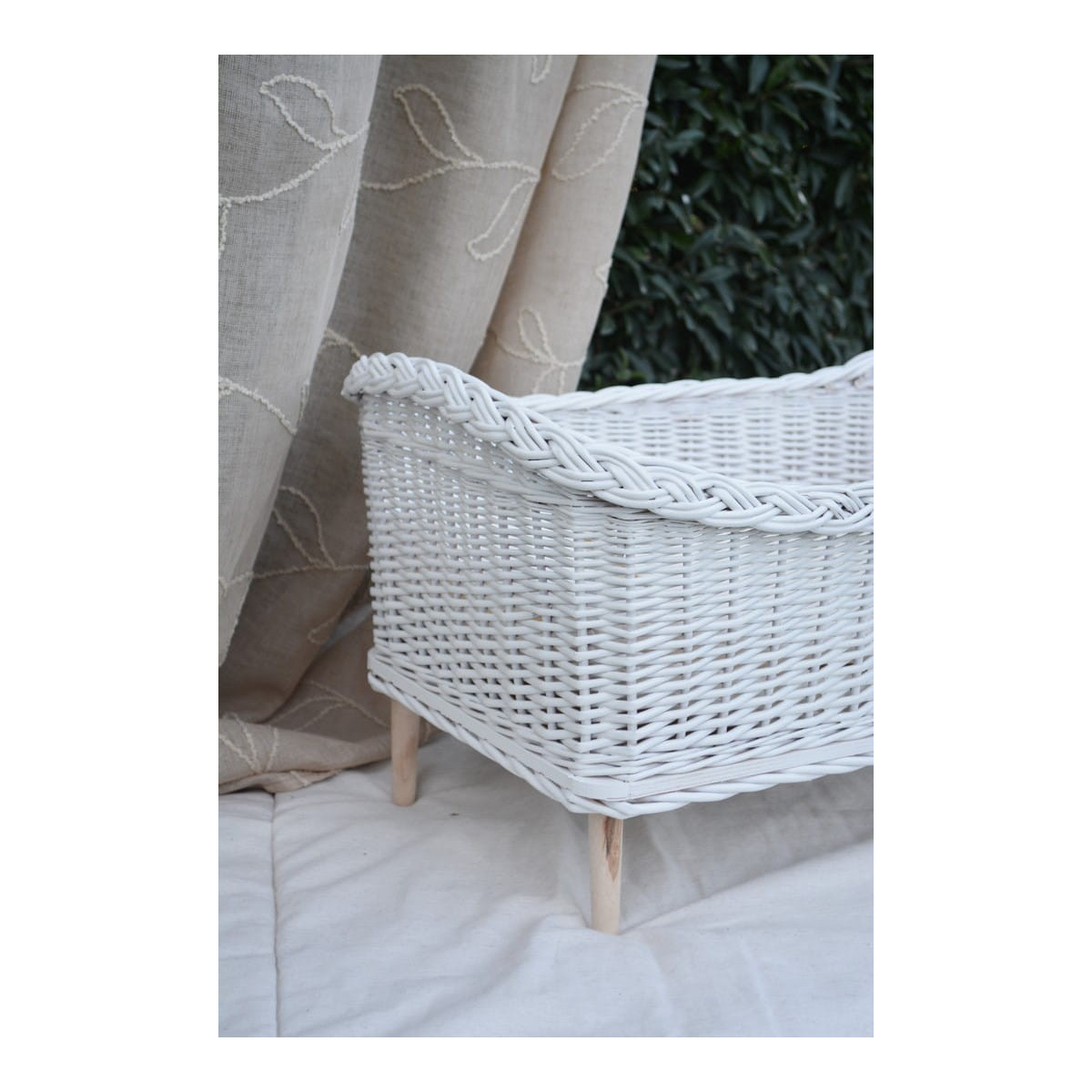 Leagăne din rattan lucrate manual pentru păpuși, de culoare albă.