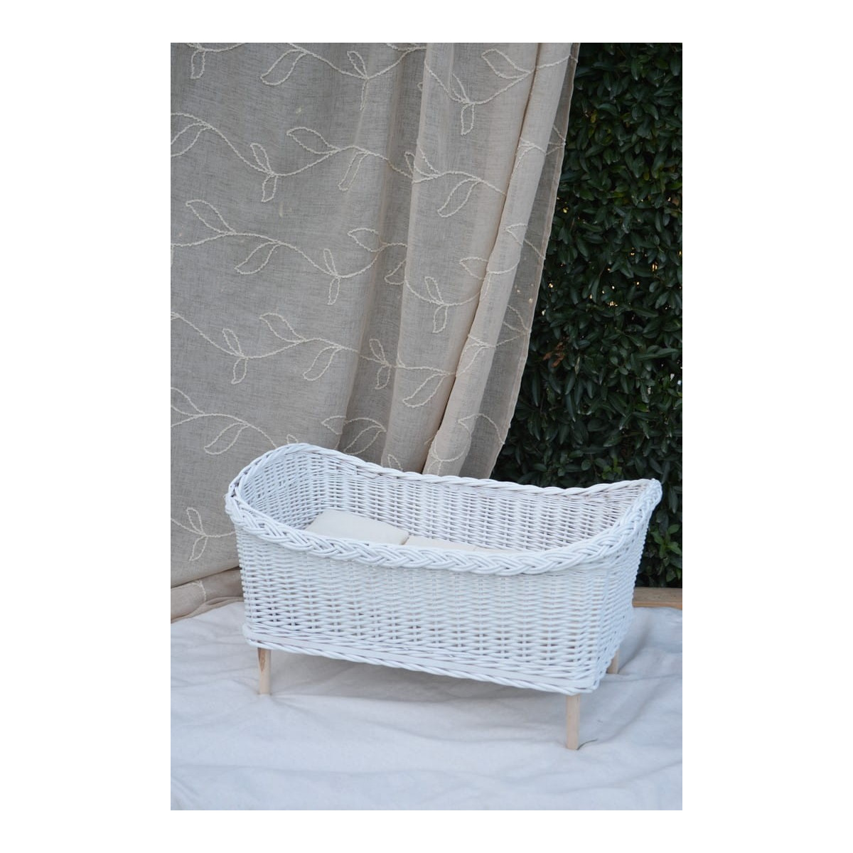 Leagăne din rattan lucrate manual pentru păpuși, de culoare albă.