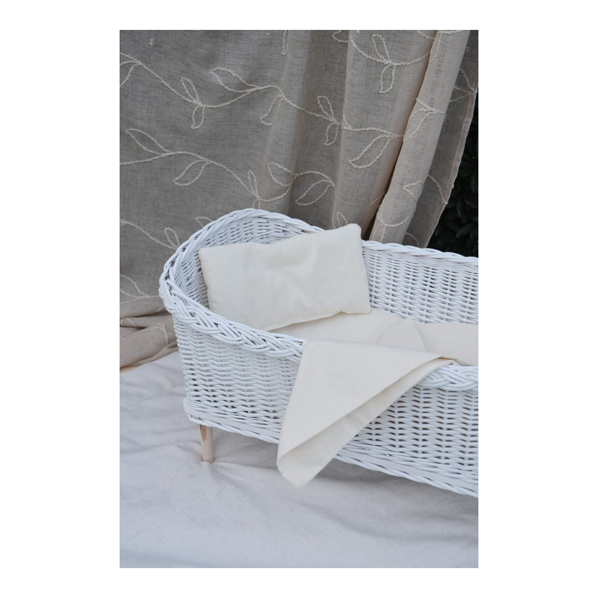 Leagăne din rattan lucrate manual pentru păpuși, de culoare albă.