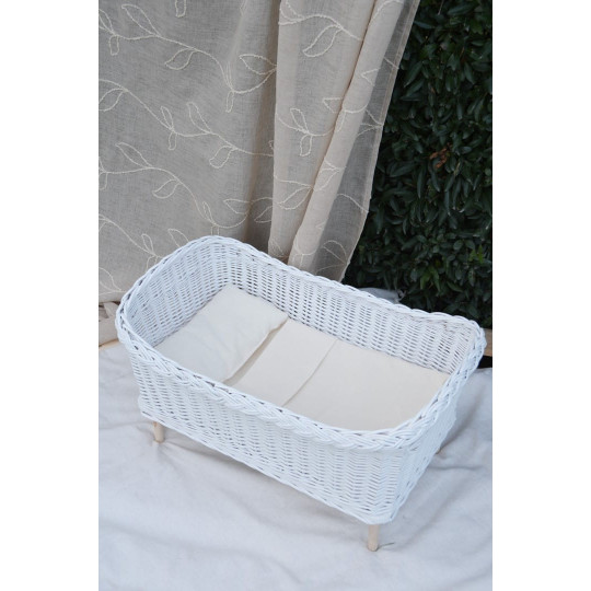 Leagăne din rattan lucrate manual pentru păpuși, de culoare albă.