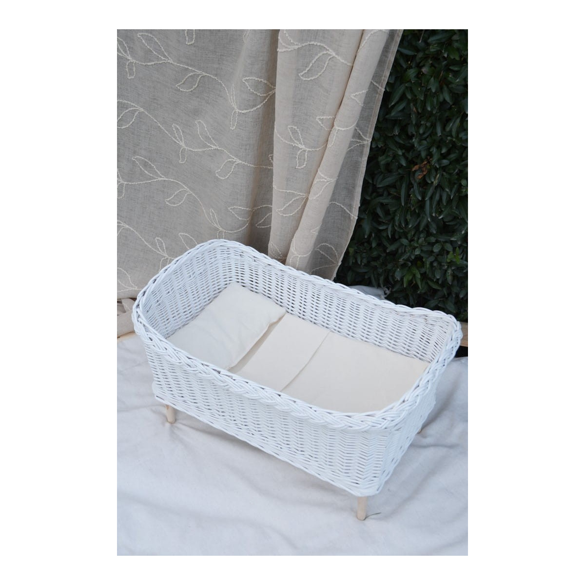 Leagăne din rattan lucrate manual pentru păpuși, de culoare albă.
