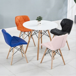 Scaun de calitate în stil scandinav, de culoare gri deschis.