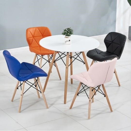 Scaun de calitate în stil scandinav, de culoare gri deschis.